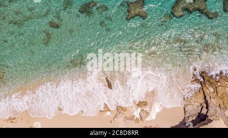 Vista aérea panorámica de la playa de arena blanca. Playa de arena blanca en cupecoy St.Maarten Foto de stock