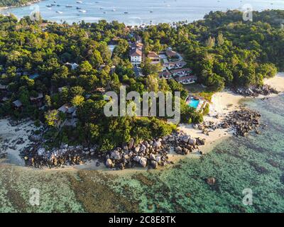 Tailandia, Provincia de Satun, Ko Lipe, Vista aérea de la aldea costera en el Parque Nacional Tarutao