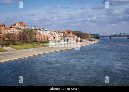 Ciudad Vieja en la ciudad de Torun sobre el río Vístula, Voivodato de Pomerania Kuyavia de Polonia, vista con el puente ferroviario Ernest Malinowski
