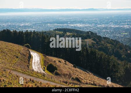 El camino de la cumbre que serpentea a lo largo de las colinas de Puerto en Christchurch, Nueva Zelanda Foto de stock