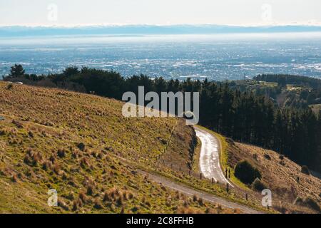 El camino de la cumbre que serpentea a lo largo de las colinas de Puerto en Christchurch, Nueva Zelanda Foto de stock
