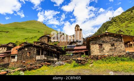 Antigua aldea de montaña, región Tusheti Dartlo, Georgia. Las casas construidas de piedras de esquisto, antiguas obras de albañilería. Montañas del Cáucaso Foto de stock