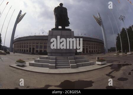 Moscú, Sowjetunion. 21 de julio de 2020. Una estatua de Vladimir Ilyich Lenin frente al Estadio Lenin, Juegos Olímpicos de Verano 1980 en Moscú, XXII. Juegos Olímpicos de Verano, | uso en todo el mundo crédito: dpa/Alamy Live News Foto de stock