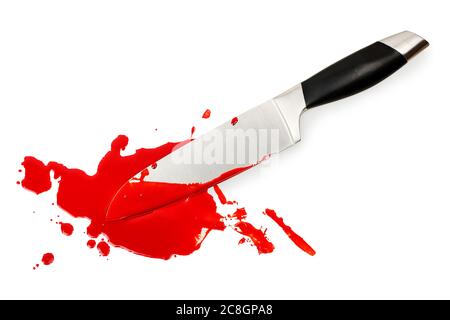 cuchillo en un estanque de sangre aislado en blanco Foto de stock