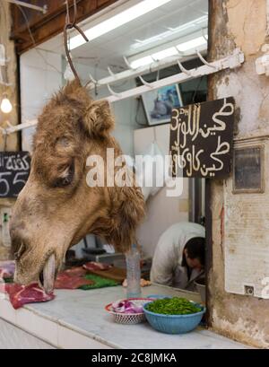 Cabeza de Camel cuelga de un gancho de hierro como carne para la venta en un puesto de mercado en Fez, Marruecos Foto de stock