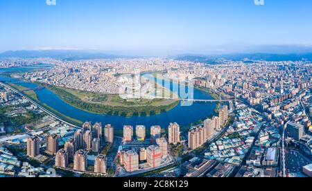 Vista aérea de la ciudad de Taipei - imagen del concepto de negocios de Asia, paisaje urbano moderno panorámico, vista de pájaro bajo el cielo azul y diurno, grabado en Taipei,
