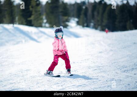 traje de esquí rosa esquí en pendiente. de invierno actividad recreativa Fotografía de stock Alamy