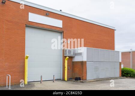 Unidad de autoalmacenamiento vacía, almacén o local de negocios en una zona industrial en Inglaterra, Reino Unido Foto de stock