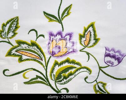 Flor Fantasy bordada con pespunte en tela natural de lino blanco. Primer  plano Foto vertical Fotografía de stock - Alamy