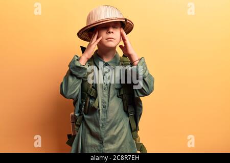 Lindo niño rubio con sombrero explorador y mochila con una sonrisa feliz y  fresca en la cara. Persona afortunada Fotografía de stock - Alamy