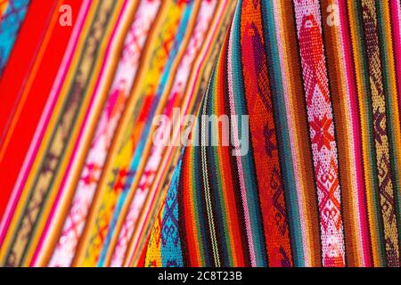 Coloridos textiles tradicionales en los Andes mercado dominical de Otavalo, al norte de Quito, Ecuador. Foto de stock