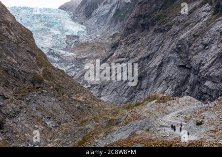 Caminantes cerca del mirador del glaciar Franz Josef, Costa Oeste, Isla Sur, Nueva Zelanda Foto de stock