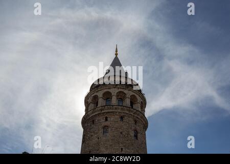 Vista de los gusanos de la Torre de Gálata con cielo nublado parcial en Estambul, Turquía. Foto de stock