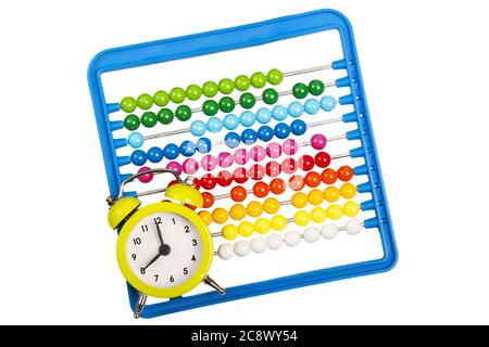 Abacus y reloj despertador amarillo sobre fondo blanco Foto de stock