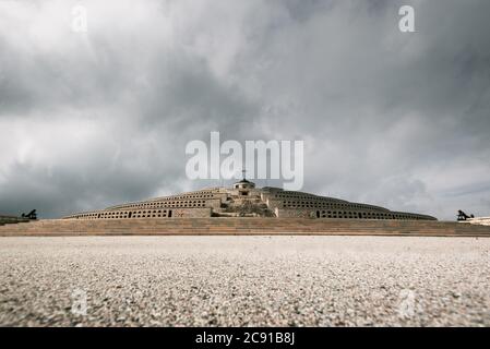 Cima Mrappa monumet sin gente y cielo tormentoso