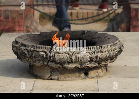 La llama eterna o infinita simbolizaba la paz y la armonía en Lumbini, Nepal. Foto de stock