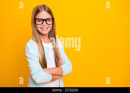 Foto de perfil de longitud completa de la escuela de estudiante niña ropa  escuela odio epidémico reglas faciales máscaras sentarse cama disgusto ropa  falda blazer calcetines largos Fotografía de stock - Alamy