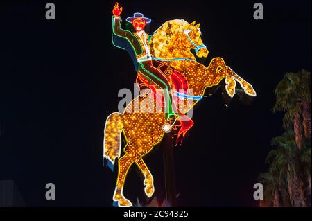 Vaquero de neón montando en un cartel de caballos en las Vegas. Foto de stock
