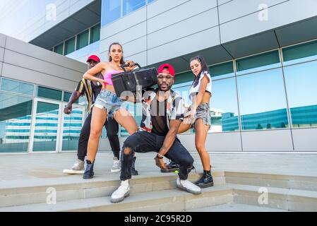 Hip hop tripulación bailando - grupo multirracial de personas que se divierten al aire libre Foto de stock