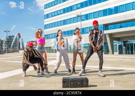 Hip hop tripulación bailando - grupo multirracial de personas que se divierten al aire libre Foto de stock