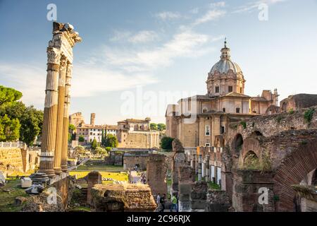 Foro Romanum vista desde el Monte Capitolino en Italia, Roma. Viajar por el mundo Foto de stock