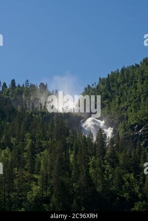 Cascada espumante y cascada por una ladera en las montañas De Telemark en el sur de Noruega Foto de stock