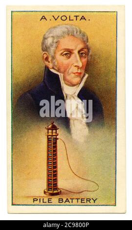 Una vieja tarjeta de cigarrillos (c. 1929) con un retrato de Alessandro Giuseppe Antonio Anastasio Volta (1745–1827) y una ilustración de su pila de pilas. Volta era un físico, químico y pionero italiano de la electricidad y la energía que se acredita como el inventor de la batería eléctrica y el descubridor del metano. Inventó el 'Voltaic pile' en 1799. Con esta invención Volta demostró que la electricidad podría ser generada químicamente. La invención de Volta creó gran entusiasmo científico y otros llevaron a cabo experimentos similares que condujeron al desarrollo del campo de la electroquímica. Foto de stock