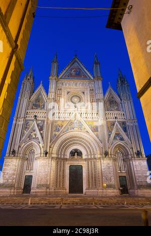 El emblemático Duomo di Orvieto en la provincia de Terni, Umbría, Italia Foto de stock
