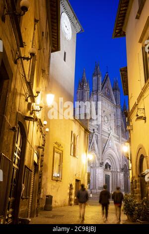 Ver calle abajo mostrando el Duomo di Orvieto y Torre di Maurizio, en Orvieto, Provincia de Terni, Umbría, Italia Foto de stock