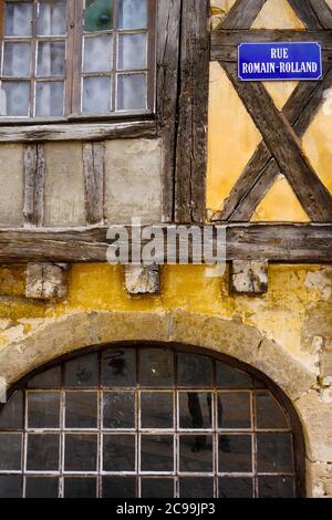 Casa de madera, calle Romain Rolland, Clamecy, Nièvre, Borgoña-Franco-Condado, Francia Foto de stock