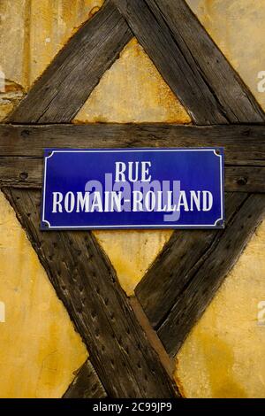 Casa de madera, calle Romain Rolland, Clamecy, Nièvre, Borgoña-Franco-Condado, Francia Foto de stock