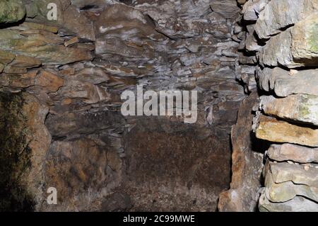 Una de las cámaras en el cuervo Neolítico largo de Stoney Littleton. Esta tumba de siete cámaras cerca de Wellow en Somerset fue construida alrededor de 3800 AC y en uso Foto de stock