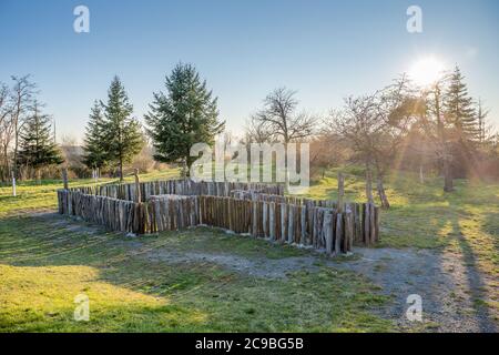 Pichora Marcomanni Tierra Enterrada Al Sur De Dobrichov En La Region De Kolin Republica Checa Excavaciones Arqueologicas Con Una Pequena Torre Mirador Con Vistas Fotografia De Stock Alamy