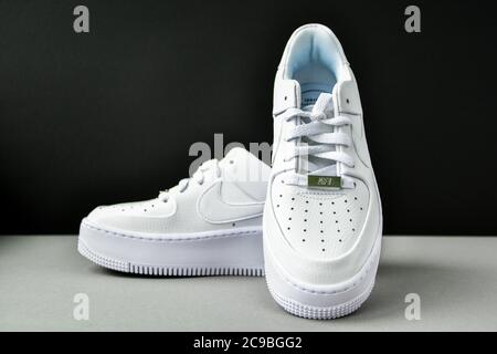 Zhytomyr, Ucrania - 1 de junio de 2020: Zapatillas de lona blancas Nike Air  Force 1 Sage sobre fondo gris. Foto editorial ilustrativa Fotografía de  stock - Alamy