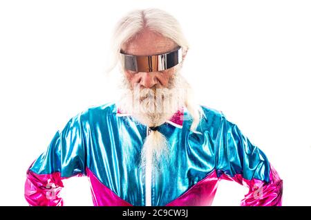 Abuelo de moda posando con ropa futurista divertida. Retrato de hombre  mayor sobre fondo de color Fotografía de stock - Alamy
