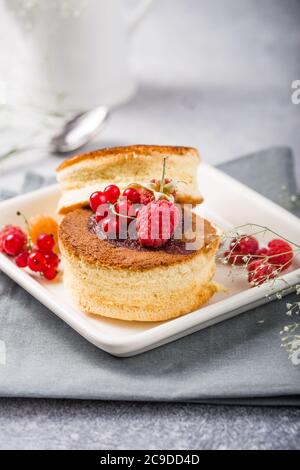 Primer plano Soufflé de Flufflé receta de panqueques japoneses con bayas.  Comida asiática de moda para el desayuno Fotografía de stock - Alamy