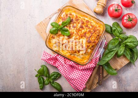 Deliciosa lasaña italiana tradicional hecha con salsa boloñesa de carne picada Foto de stock