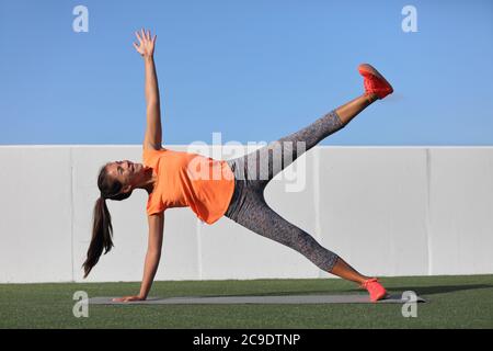 Ejercicio Físico En Casa Fila De Plántula Entrenamiento De Mujeres  Asiáticas Brazos De Entrenamiento De Ejercicios De Remo Plancha Foto de  archivo - Imagen de equilibrio, gimnasio: 179804194