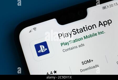 Stone / Reino Unido - Julio de 30 2020: PlayStation app visto en la esquina del teléfono móvil. Foto de stock