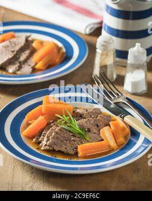 Carne y zanahorias hervidas. Comida tradicional Reino Unido Foto de stock