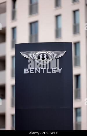 Colonia, Alemania. 28 de julio de 2020. El logotipo del fabricante de automóviles Bentley, que es propiedad de Volkswagen AG desde 1998 y ha sido el proveedor oficial de la familia real británica, en los terrenos de Motorworld Koln Rheinland. Koln, 28 de julio de 2020 | uso en todo el mundo crédito: dpa/Alamy Live News