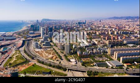 Vista panorámica aérea de la zona residencial de Diagonal Mar con edificios modernos de gran altura Barcelona, España Foto de stock