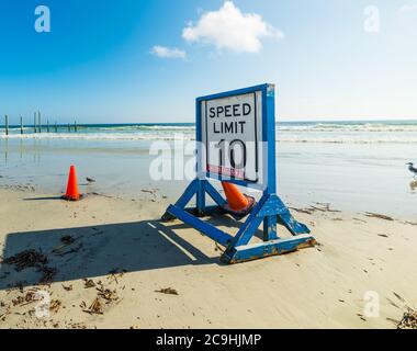 Señal de límite de velocidad en la arena de Daytona Beach. Florida, EE.UU Foto de stock