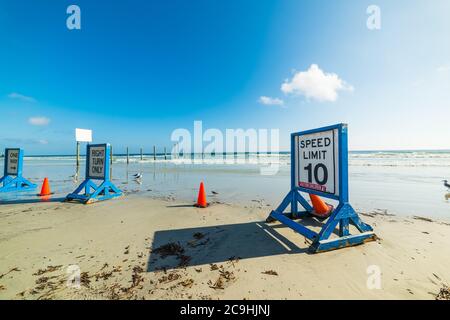 Señal de límite de velocidad en la arena de Daytona Beach. Florida, EE.UU Foto de stock