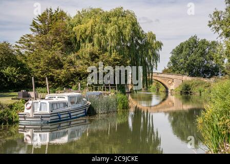 Tadpole Bridge, un antiguo cruce sobre el río Támesis, Oxfordshire, Reino Unido