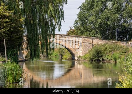 Tadpole Bridge, un antiguo cruce sobre el río Támesis, Oxfordshire, Reino Unido