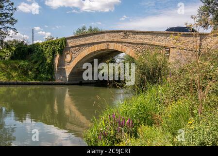 Tadpole Bridge, un antiguo cruce sobre el río Támesis, Oxfordshire, Reino Unido