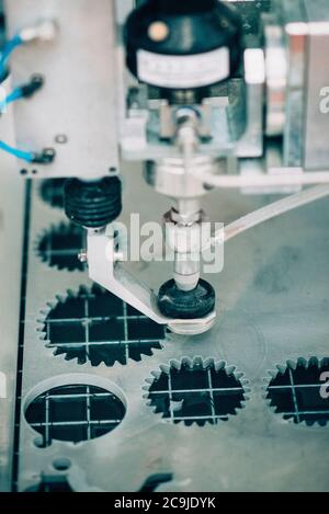 Máquina CNC de corte por chorro de agua. Usar agua a alta presión para perforar a través de una hoja gruesa de metal. Foto de stock