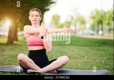 Deportista calentándose antes del ejercicio, doblándose y girando