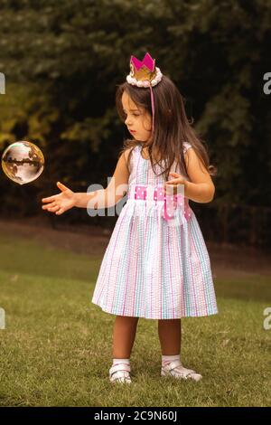 niña de 3 años de edad con sus globos al aire libre Fotografía de stock -  Alamy